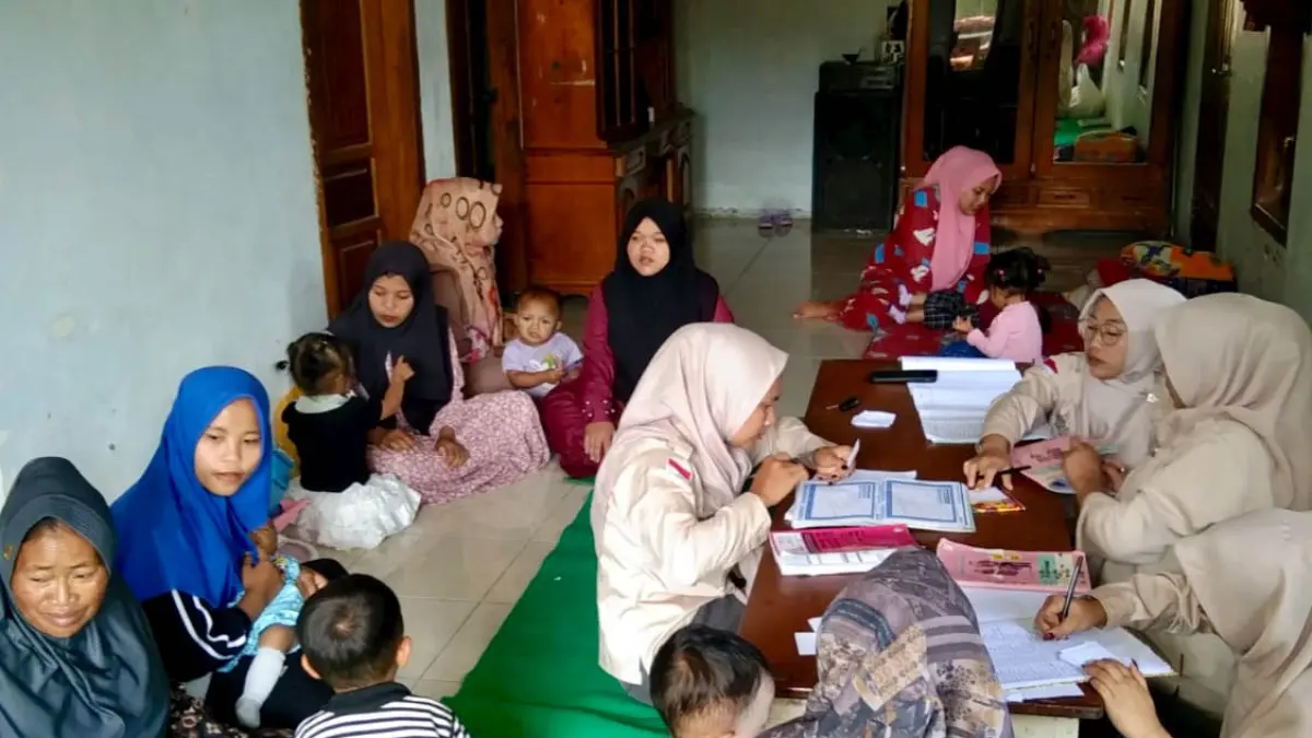 ANTUSIAS: Warga Desa Roto mengikuti Kegiatan Posyandu Desa. Pemerintah desa terus berusaha meningkat kualitas kesehatan masyarakat. (Foto: Achmad Arianto/Jawa Pos Radar Bromo)
