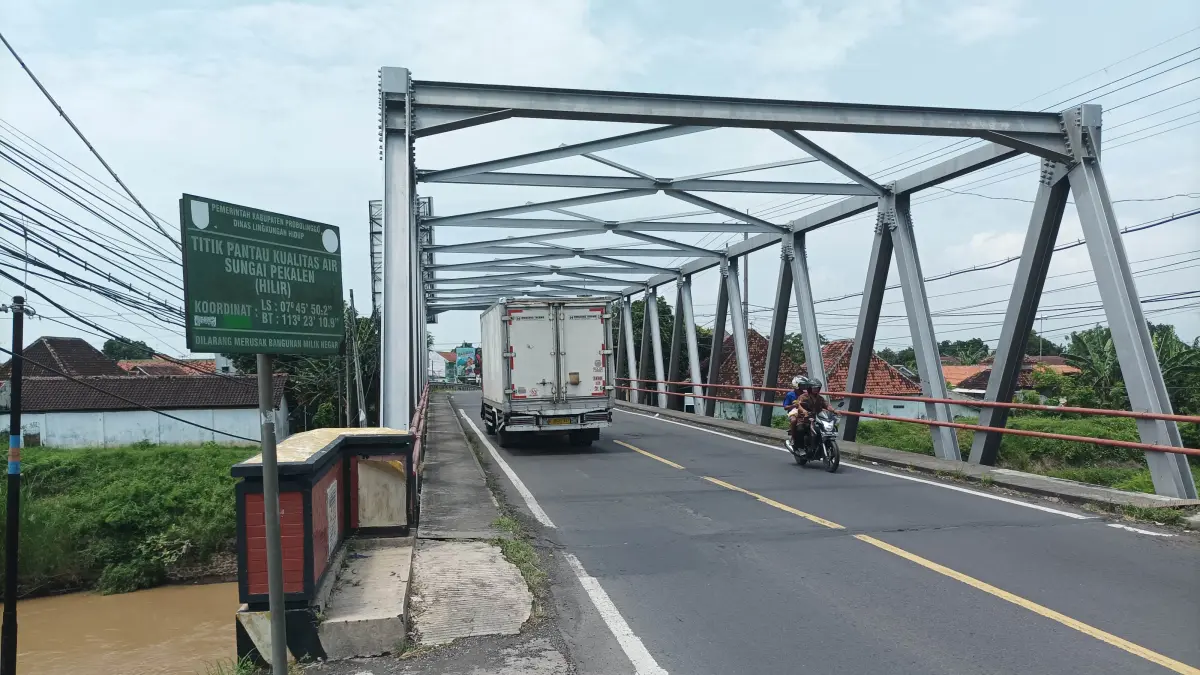 BAKAL DIBENAHI: Arus lalulintas di Jembatan Pajarakan saat sore kemarin. Jembatan di jalur nasional ini rencannya akan direhab Agustus mendatang. (Foto: Agus Faiz Musleh/Jawa Pos Radar Bromo)