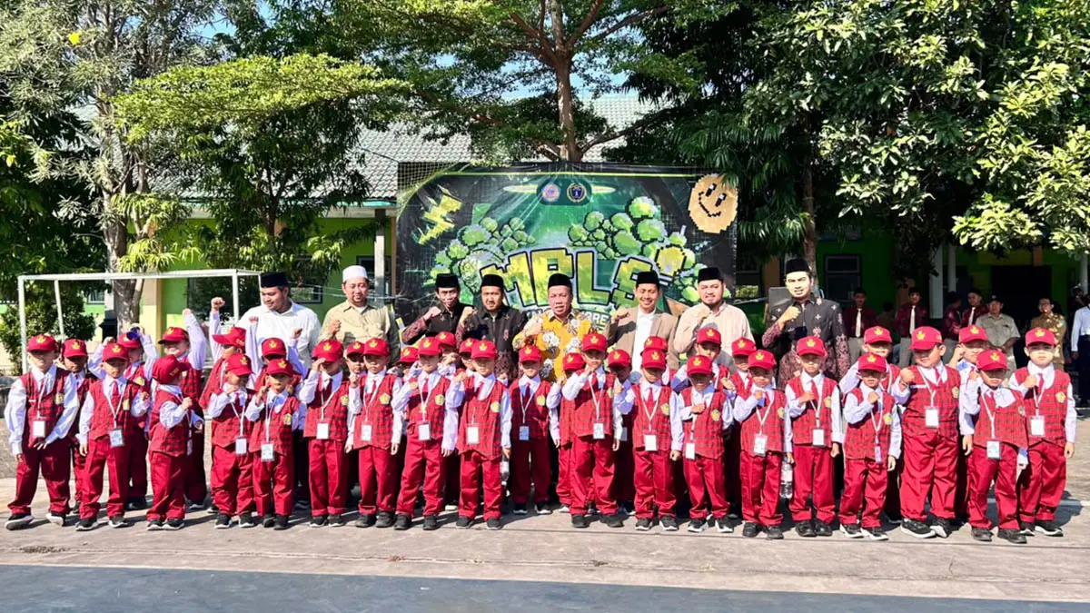 BARENG: Momen MPLS serta MATAMUDA tersebut diabadikan dengan foto bersama. (Ponpes Al Yasini for Radar Bromo)