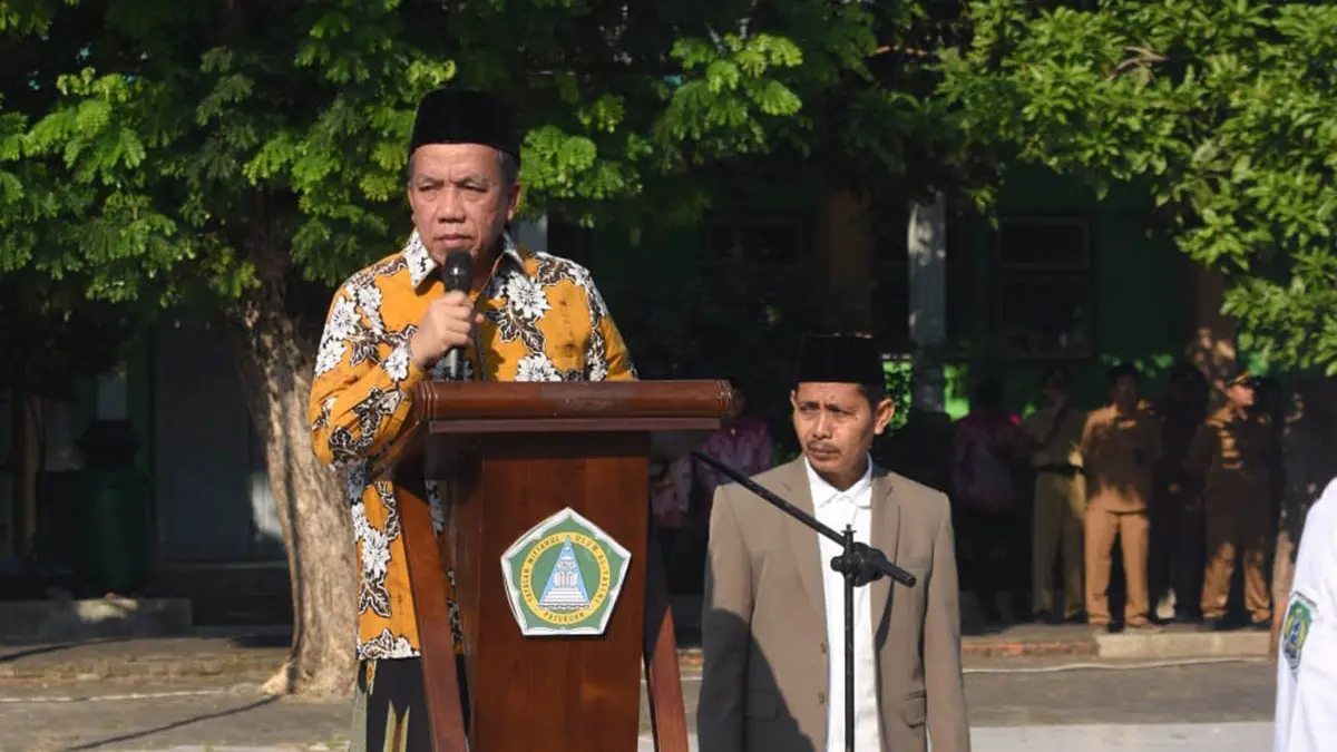 BERI ARAHAN: Pengasuh Pondok Pesantren Terpadu Al Yasini, KH A Mujib Imron, SH., MH., saat memberi arahan kepada santri. (Ponpes Al Yasini for Radar Bromo)