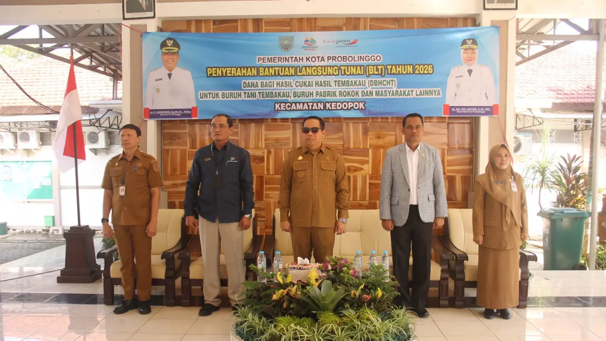 BLT DBHCHT: Wali Kota Probolinggo dr. Aminuddin, Sp.OG (K)., M.Kes.; menghadiri seremonial penyaluran BLT di Pendapa Kecamatan Kedopok, Kota Probolinggo.