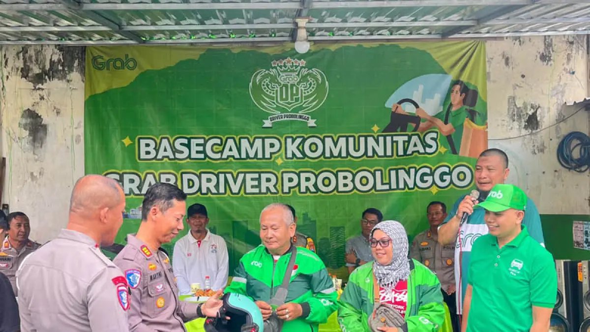SINERGI: Kasat Lantas Polres Probolinggo Kota, AKP Marjono saat mengedukasi sejumlah anggota komunitas ojol Driver Probolinggo Raya (DPR) dalam giat Ojol Kamtibmas di Warung Robokop,  tepat di samping Museum Probolinggo. (Foto: Satlantas Polres Probolinggo Kota for Jawa Pos Radar Bromo)