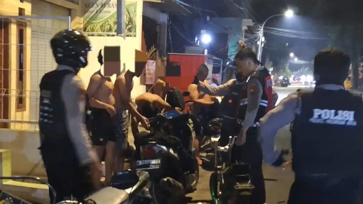 DIAMANKAN: Sejumlah remaja diamankan setelah diduga hendak balapan liar di Jalan Dr. Wahidin Sudiro Husodo dan Jalan Raya Ir. H. Juanda, Kota Pasuruan.&nbsp;(POLRES PASURUAN KOTA FOR JAWA POS RADAR BROMO)