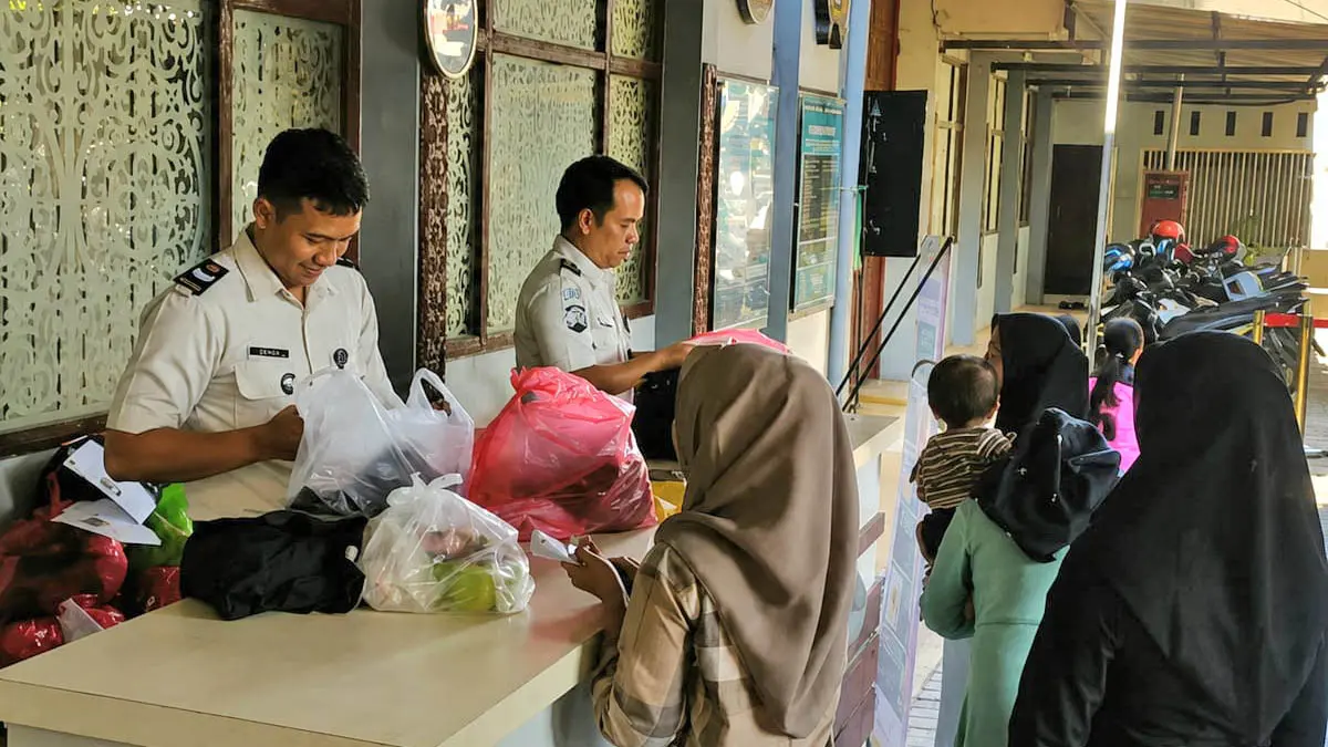 DIGELEDAH: Petugas Rutan Bangil saat melakukan pemeriksaan terhadap barang bawaan pengunjung. Langkah ini dilakukan, untuk mencegah barang terlarang yang bisa masuk ke rutan setempat. (Rutan Bangil for Radar Bromo)