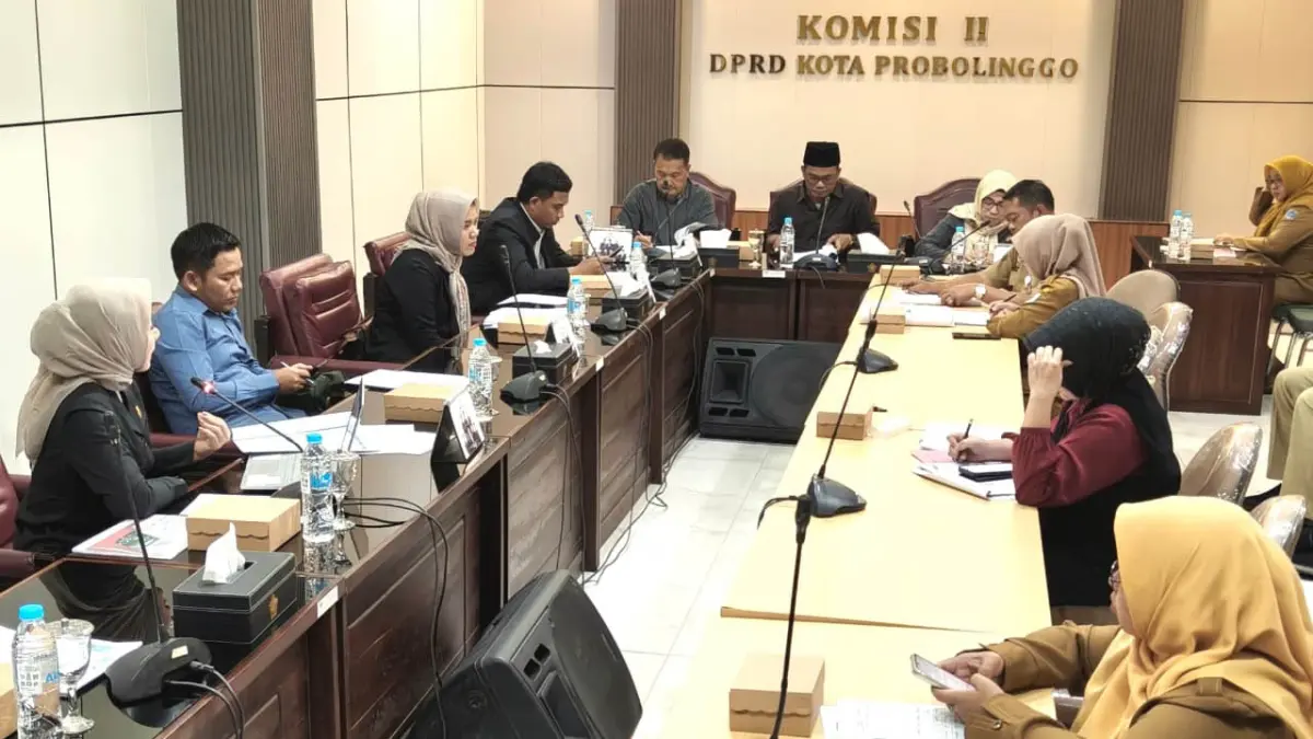 JADI SOROTAN:&nbsp;Suasana rapat KUA PPAS antara Komisi II bersama mitra kerja di gedung DPRD Kota Probolinggo, kemarin. Salah satunya membahas soal rendahnya target pendapatan Perumdam Bayuangga. (Foto: Arif Mashudi/Jawa Pos Radar Bromo)