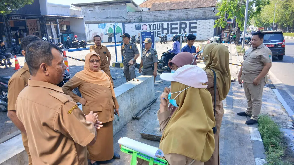 KE LOKASI: Petugas DLHKP dan Satpol PP mendatangi lokasi waralaba di Jalan Soekarno Hatta. (Foto: Istimewa)