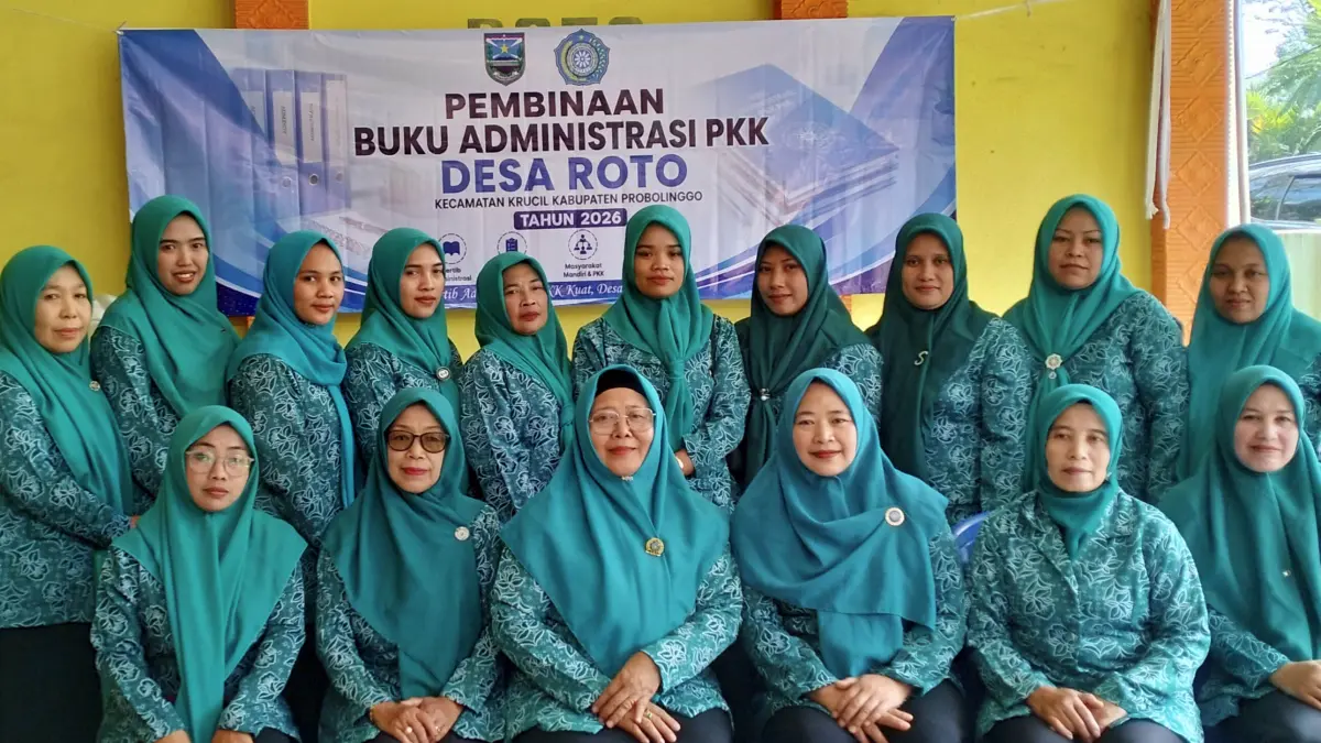 KOMPAK: Ketua TP PKK Kecamatan Krucil Junaida (duduk tiga dari kiri) berfoto bersama PKK Desa Roto. (Foto: Pemdes Roto for Jawa Pos Radar Bromo)