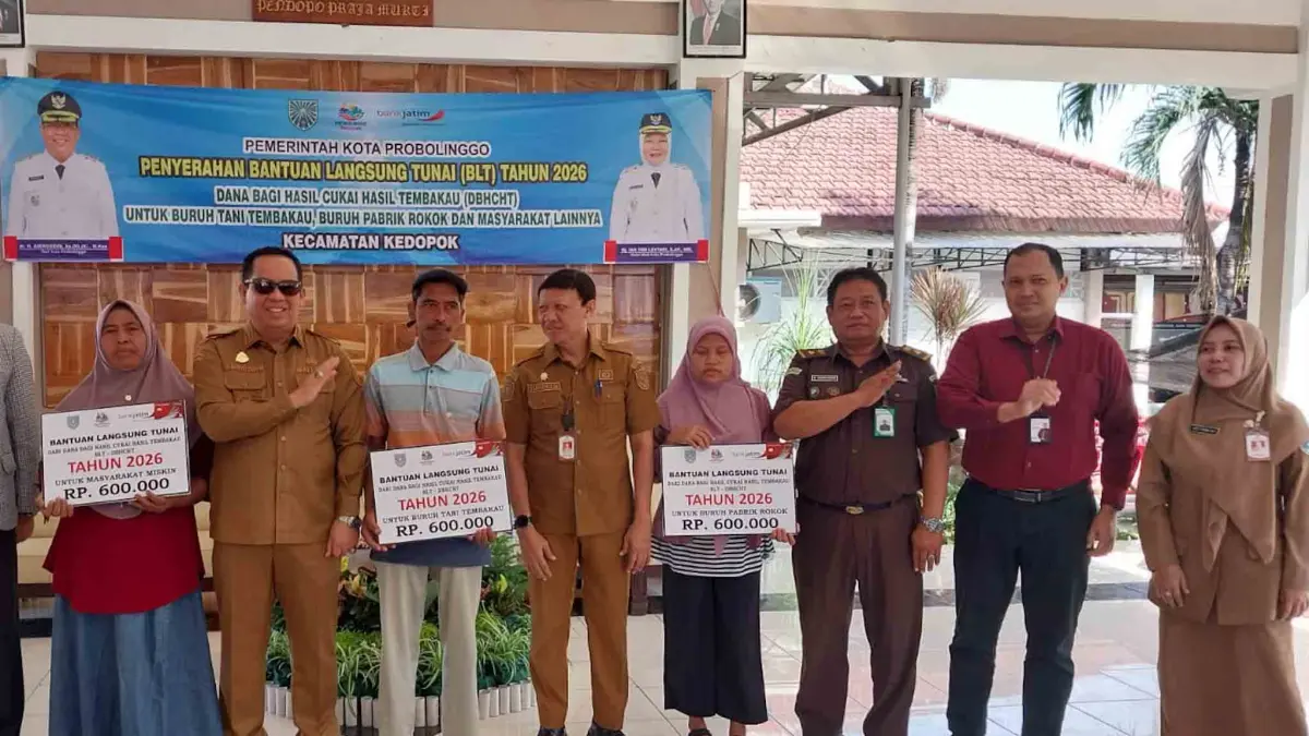 KOMPAK: Wali Kota Probolinggo dr. Aminuddin bersama Forkopimda dan Kepala Dinsos Kota Probolinggo usai penyerahan secara simbolis Penyaluran BLT DBHCHT.