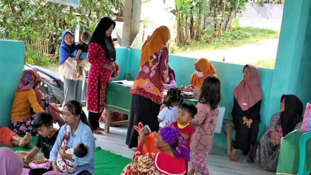 LAYANI: Petugas kesehatan Puskesmas Puspo saat memberikan pelayanan kepada masyarakat. (Puskesmas Puspo for Radar Bromo)