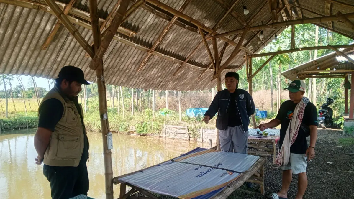 LOKASI KEJADIAN: Perangkat Desa Winongan Nur Hayyi (kiri) bersama Kanit Reskrim Polsek Winongan Aipda Hermanto (tengah) di warung BUMDes yang disatroni maling.&nbsp;(FUAD ALYZEN/JAWA POS RADAR BROMO)