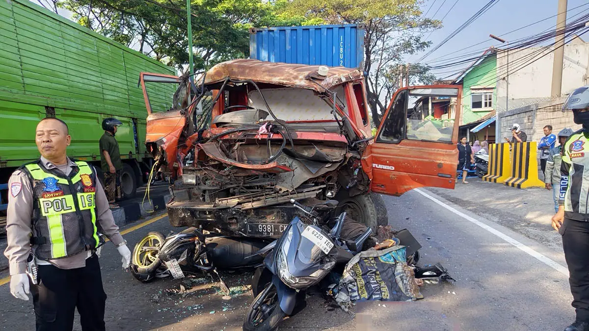 MEMILUKAN: Kondisi kendaraan yang terlibat kecelakaan maut di Persimpangan Empat Patung Sapi, Pandaan. (Istimewa)