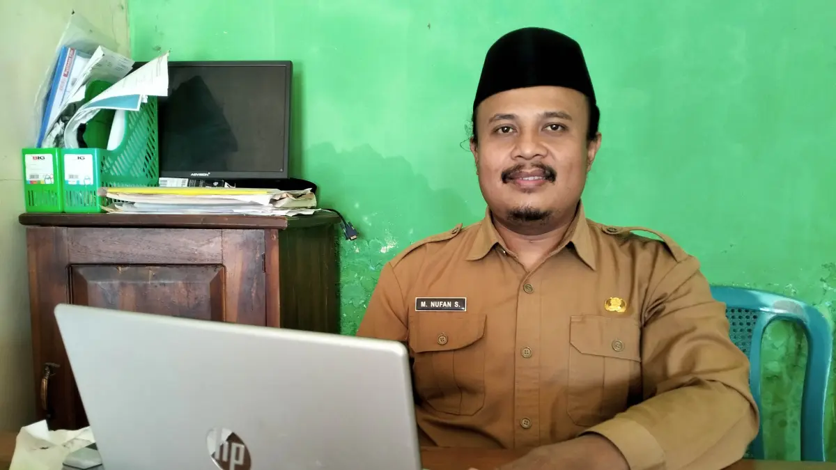 MENGABDI: Kepala Desa Sumberduren Muhammad Nufan Syaiful Yahya saat ditemui di Kantor Desa. (Foto: Achmad Arianto/Jawa Pos Radar Bromo)