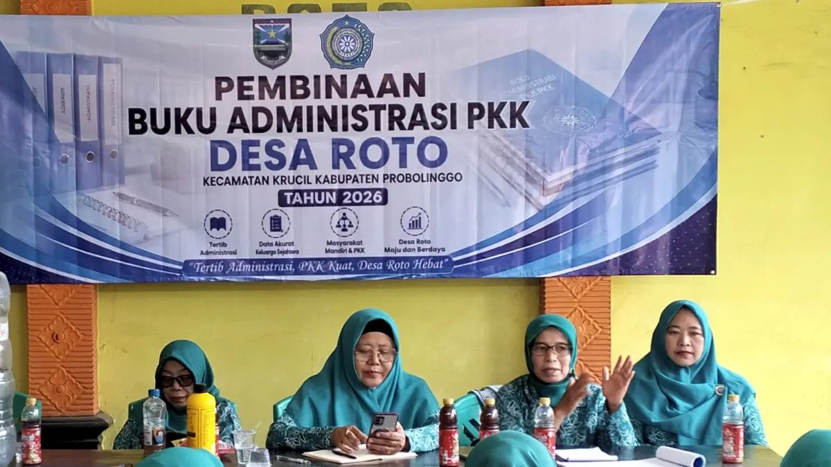 PEMBINAAN: Ketua TP PKK Kecamatan Krucil Junaidah (dua dari kiri) dan Ketua TP PKK Desa Roto Khorija (paling kanan) dalam Pembinaan PKK di Balai Desa Roto. (Foto: Achmad Arianto/Jawa Pos Radar Bromo)