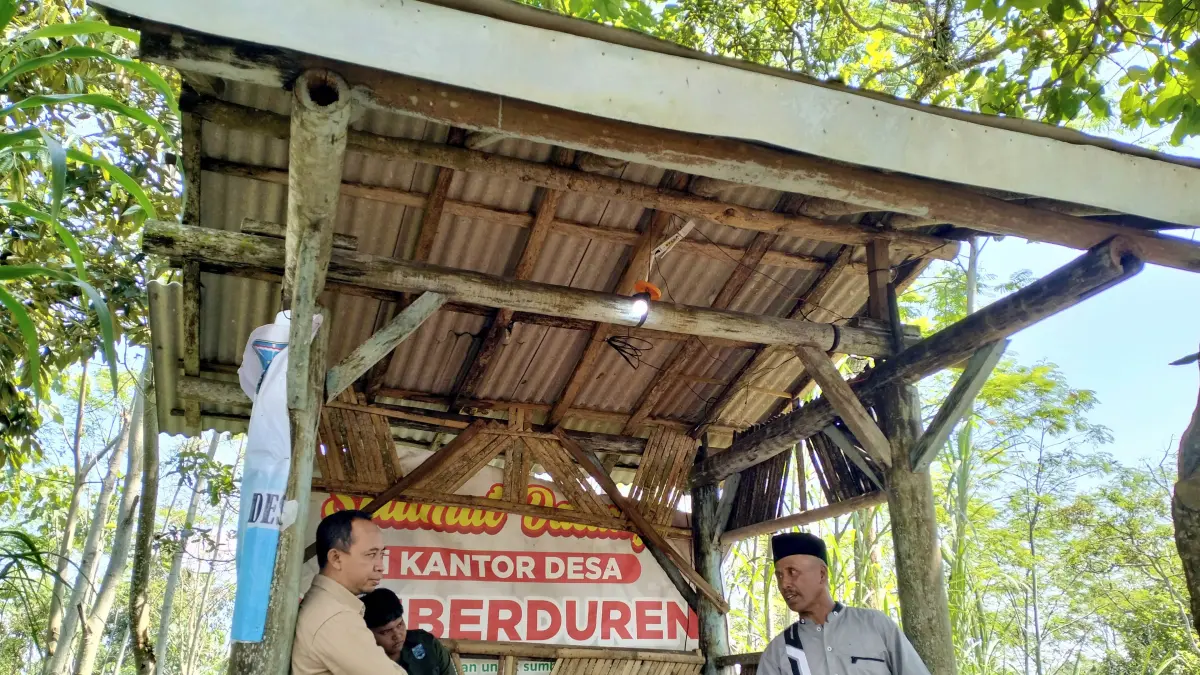 PUSAT KOMUNIKASI: Warga Dusun Manggisan berkumpul di gardu dusun setempat yang dilengkapi wifi gratis. (Foto: Achmad Arianto/Jawa Pos Radar Bromo)