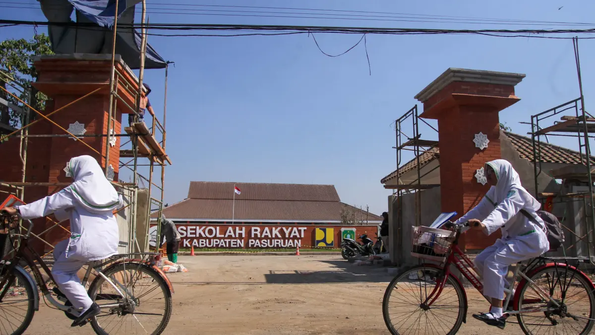 SEDANG DIGARAP: Sekolah Rakyat di Desa Lajuk, Gondang Wetan, yang ditarget akhir Juli bisa difungsikan. Kanan, Suasana sekolah rakyat di terintegrasi di Kota Probolinggo. (Foto: M Zubaidillah/Jawa Pos Radar Bromo)