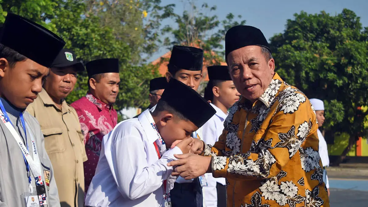 SUNGKEM: Salah satu santri baru Ponpes Terpadu Al Yasini, saat mencium tangan sebagai bentuk hormat kepada Pengasuh Pondok Pesantren Terpadu Al Yasini, KH A Mujib Imron, SH., MH. (Ponpes Al Yasini for Radar Bromo)
