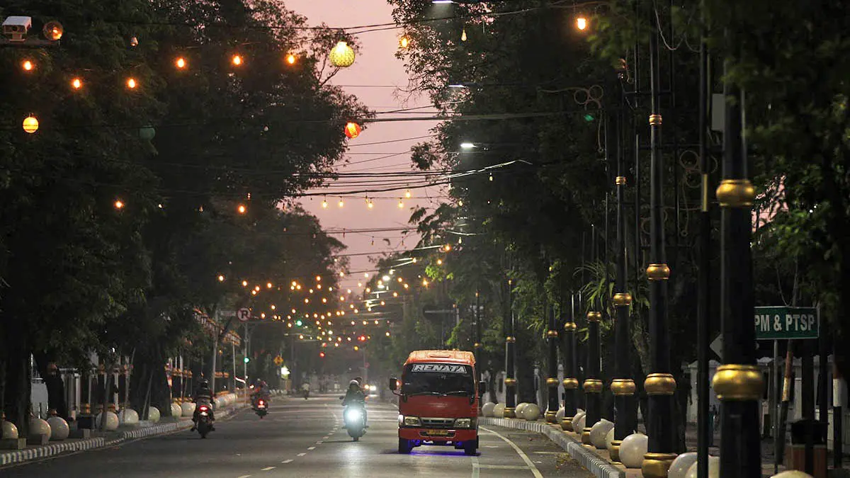 TERANG: Suasana di Kota Pasuruan yang tampak terang. Pemkot Pasuruan berencana, untuk menambah lampu penerangan di dua titik, yakni Jalan Ulin dan Jalan Sastro Surotoko. (Dokumen Radar Bromo)
