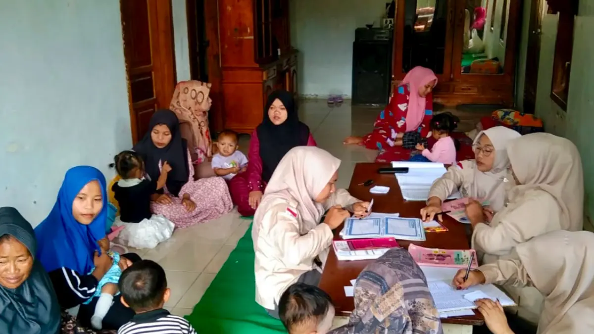 ANTUSIAS:&nbsp;Warga Desa Roto mengikuti Kegiatan Posyandu Desa. Pemerintah&nbsp;desa terus berusaha meningkat kualitas kesehatan masyarakat. (Achmad Arianto/Jawa Pos Radar Bromo)