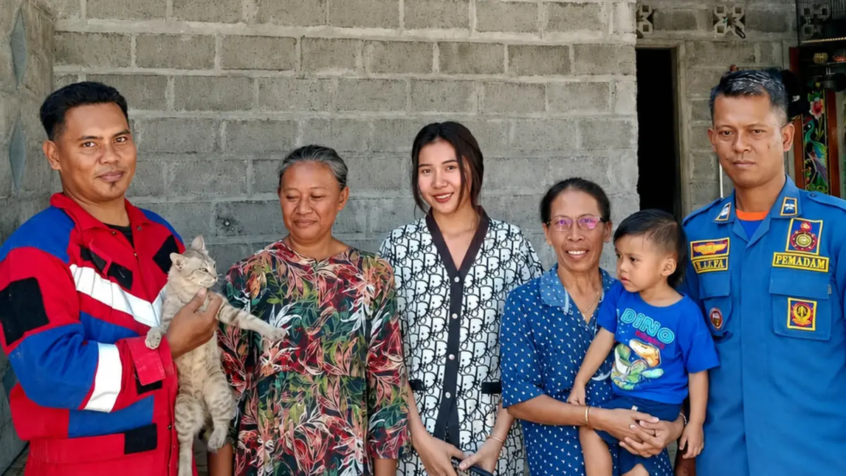 EVAKUASI: Petugas Damkar Kabupaten Probolinggo saat mengevakuasi seekor kucing liar di Desa Sumberbulu, Kecamatan Tegalsiwalan, Kabupaten Probolinggo, Rabu (15/7) siang