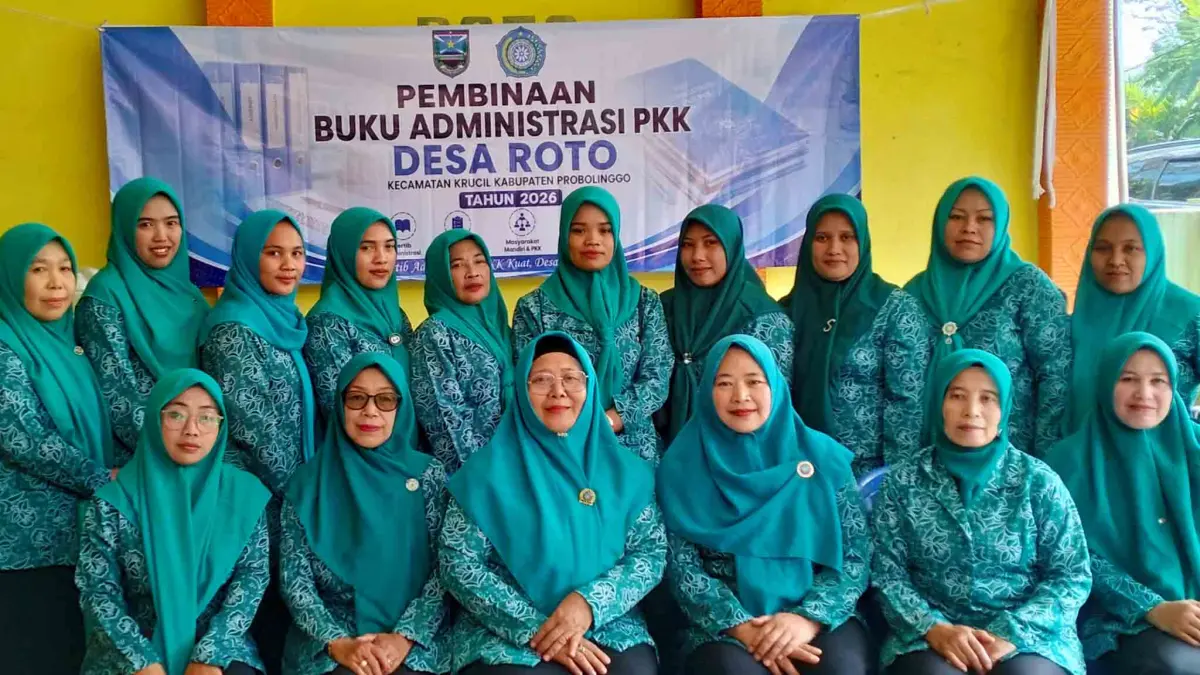 KOMPAK:&nbsp;Ketua TP PKK Kecamatan Krucil Junaida (duduk tiga dari kiri) berfoto bersama PKK Desa Roto. (Pemdes Roto For Jawa Pos Radar Bromo)
