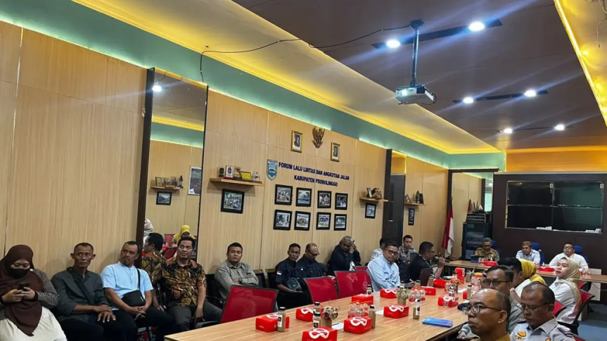 KOORDINASI: Sekretaris Dishub Kabupaten Probolinggo Taufiq memimpin rakor persiapan penunjukan penyedia barang/jasa pekerjaan konsultansi perencanaan pengadaan dan pemasangan PJU.&nbsp;(istimewa)