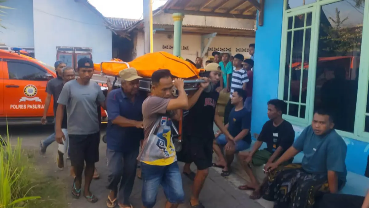 MASIH MISTERI: Petugas dibantu warga saat mengevakuasi jenazah nenek Nurami. (Mokhamad Zubaidillah/ Radar Bromo)
