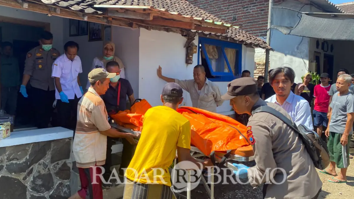 MASIH MISTERI: Petugas saat mengevakuasi jenazah nenek Nurami. Ia ditemukan cucunya tewas bersimbah darah di kamarnya. (Mokhamad Zubaidillah/ Radar Bromo)