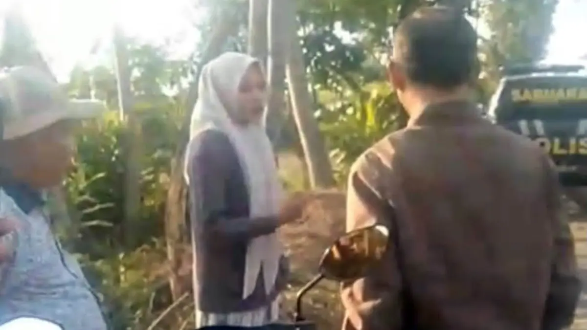 OLAH TKP: Siti Rofi`ah bersama kepolisian di lokasi pembegalan di Desa Blado Kulon, Kecamatan Tegalsiwalan, Kabupaten Probolinggo, Selasa (14/7).