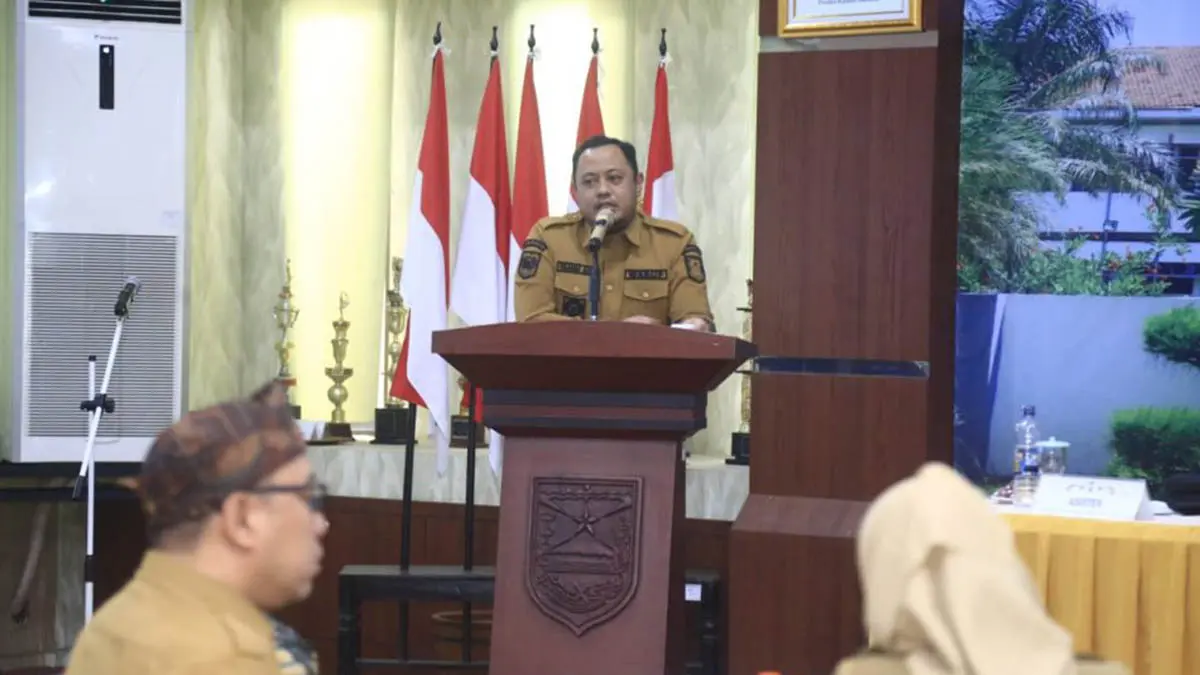 OPTIMISTIS: Wakil Bupati Probolinggo Fahmi AHZ memberikan sambutan dalam rakor optimalisasi digitalisasi tata kelola retribusi pelayanan pasar. Foto: Agus Faiz Musleh/Jawa Pos Radar Bromo