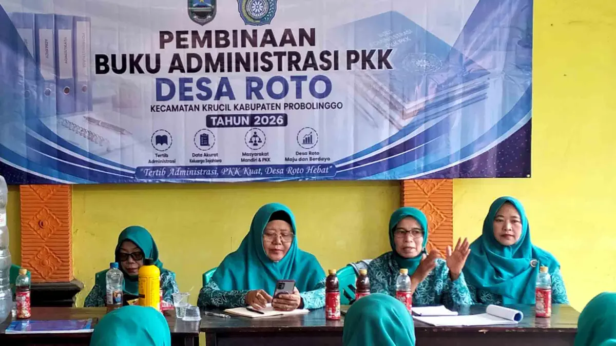 PEMBINAAN: Ketua TP PKK Kecamatan Krucil Junaidah (dua dari kiri) dan Ketua TP PKK Desa Roto Khorija (paling kanan) dalam Pembinaan PKK di Balai Desa Roto. (Achmad Arianto/Jawa Pos Radar Bromo)