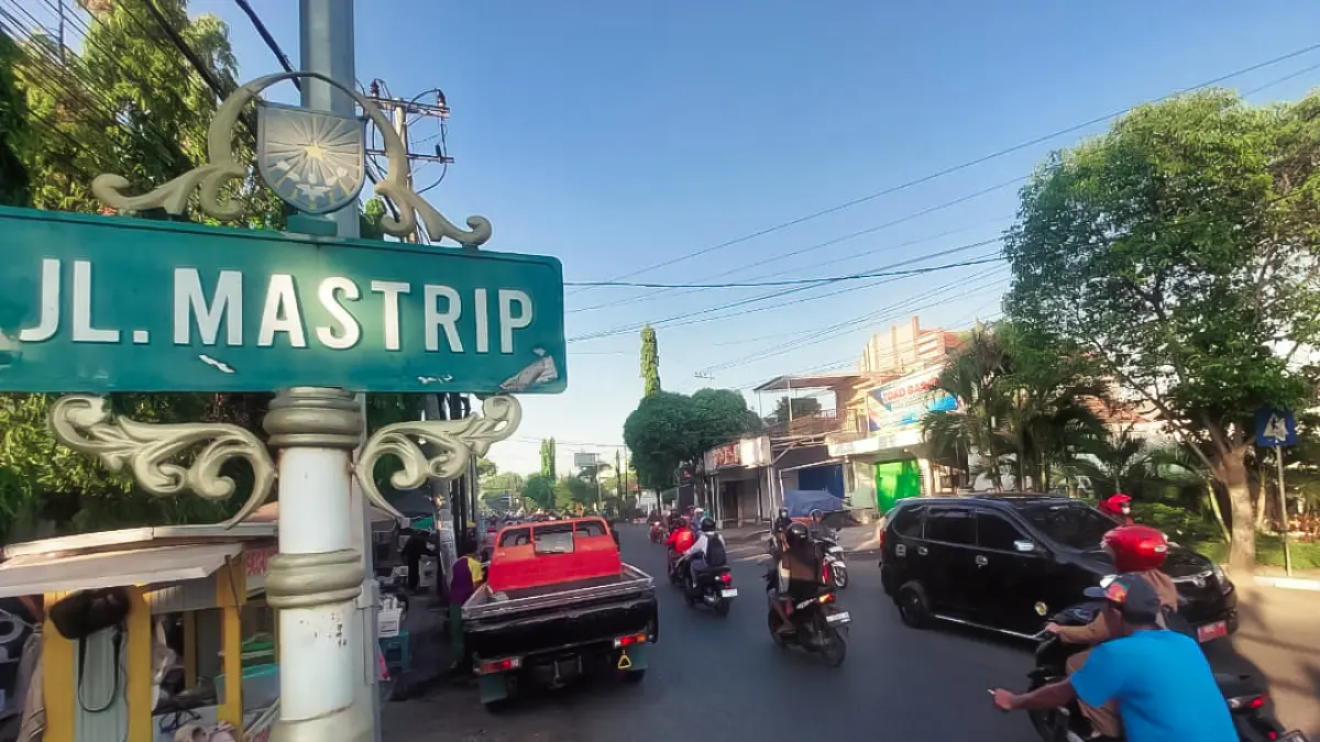 RAMAI LANCAR: Sejumlah pengendara melintas di Jalan Mastrip, Kota Probolinggo, yang rencananya akan diperbaiki dengan anggaran Rp 2,5 miliar. (ARIF MASHUDI/JAWA POS RADAR BROMO)