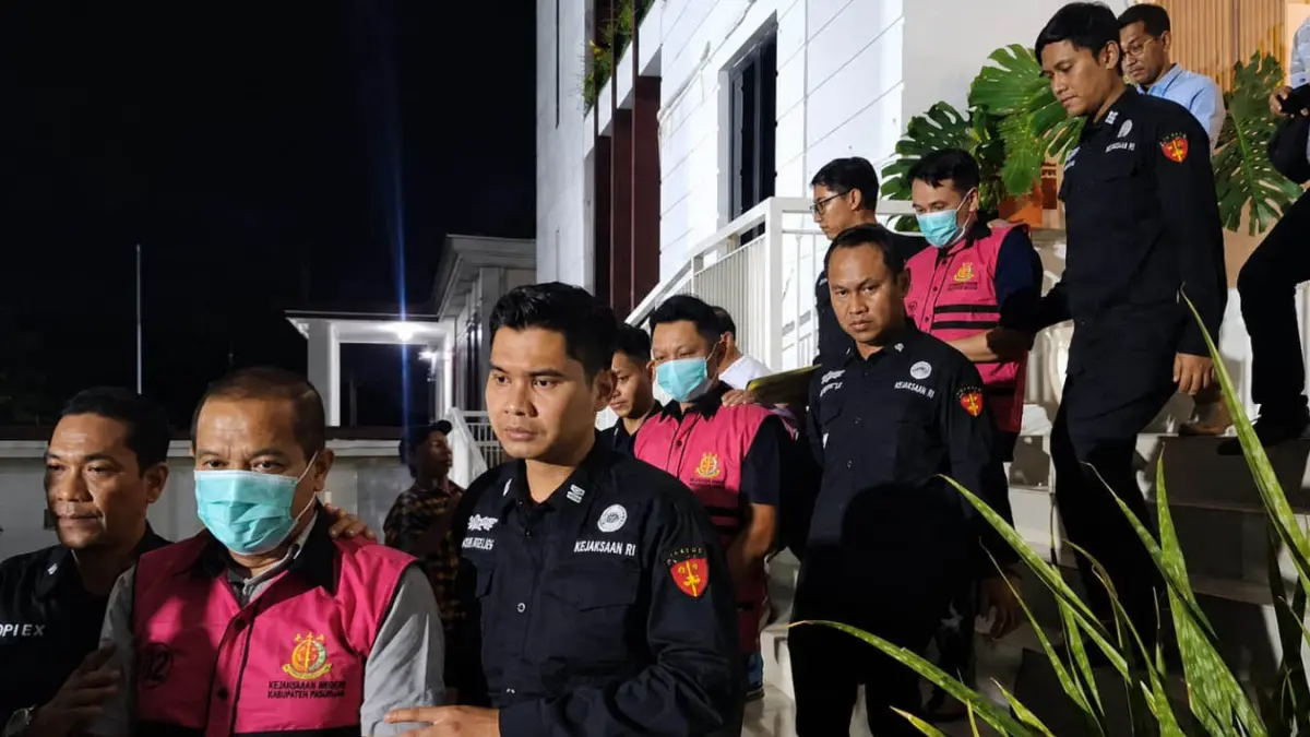 ROMPI PINK: Tersangka yang terjerat dalam pusaran perkara dugaan pungutan liar program PTSL di Desa Wonosari, Kecamatan Tutur, ditahan Selasa (14/7), malam. Ketiganya kini mendekam di Rutan Kelas IIB Bangil. (Foto: M Busthomi/Jawa Pos Radar Bromo)