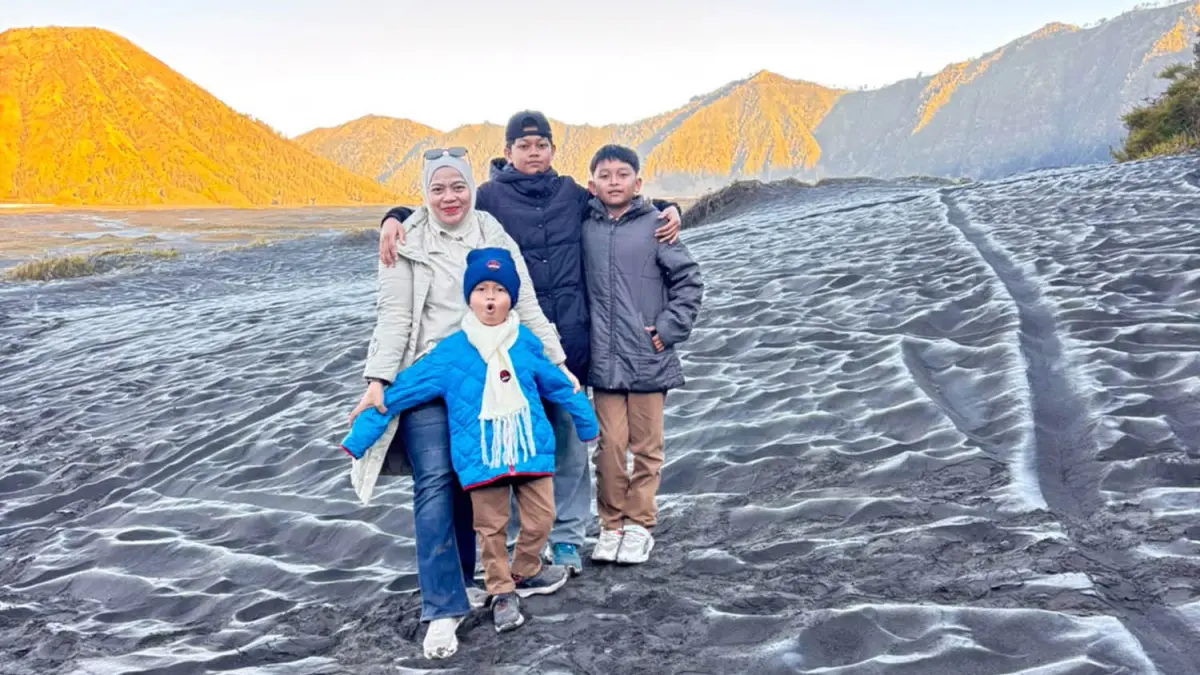 SENANG: Sejumlah wisatawan saat berfoto dengan embun Banyu Pas atau Upas di Kaldera Gunung Bromo. (Umam for Radar Bromo)