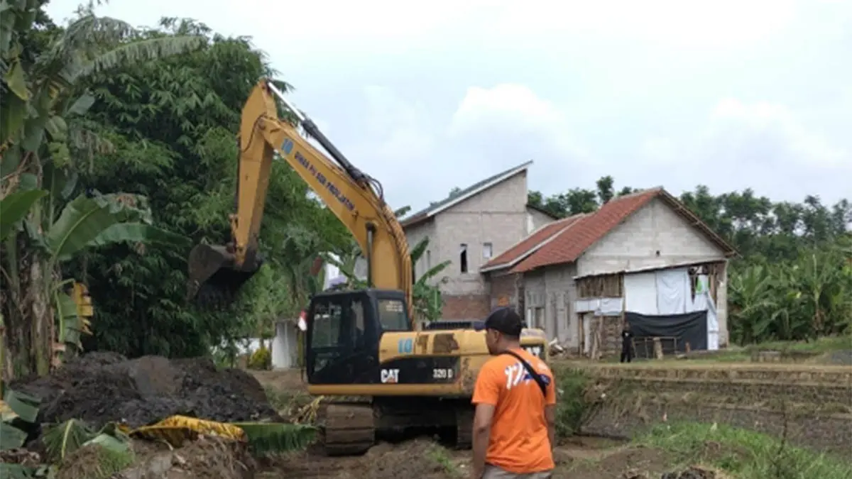 SISI SELATAN: Alat berat yang dikerahkan untuk normalisasi di Sungai Petung di sekitar Jembatan Bok Wedi. (Foto: Istimewa)