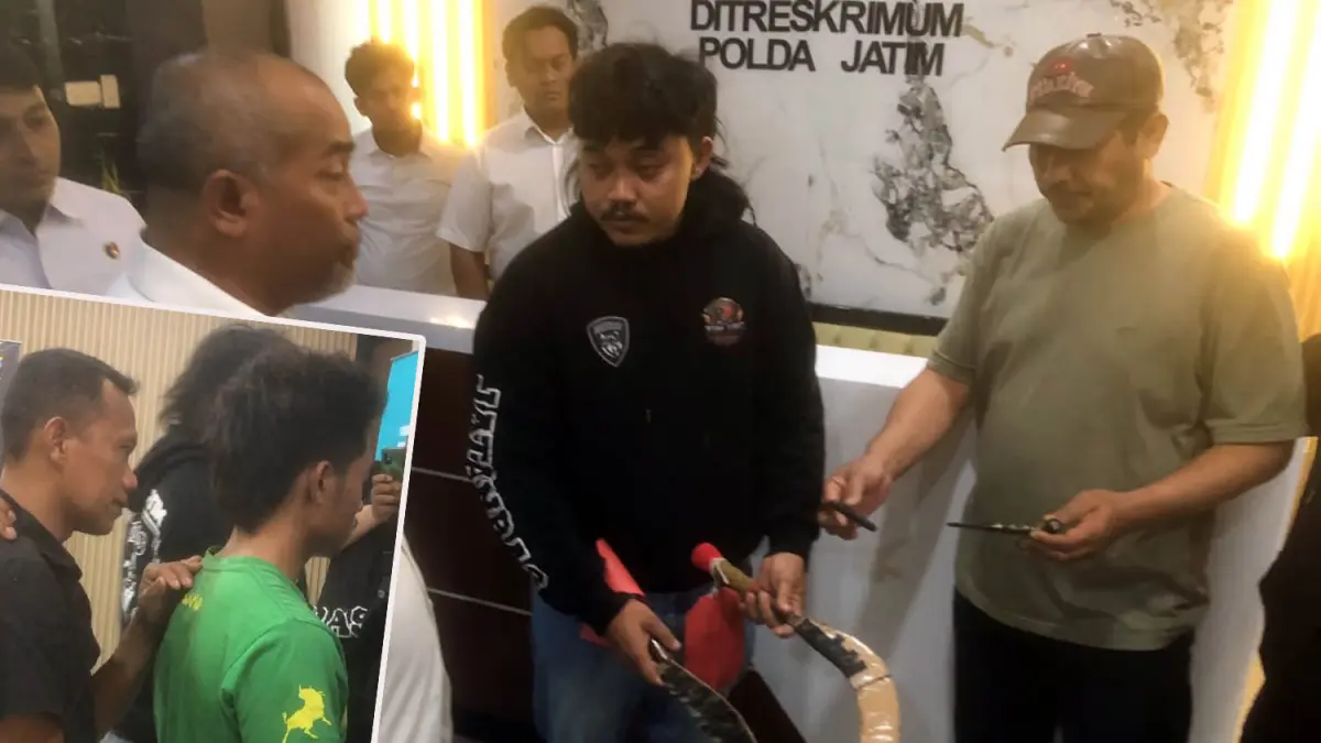TAK BERKUTIK: Para tersangka curanmor R2-R4 dibekuk Jatanras Ditreskrimum Polda Jatim, Selasa (14/7) sore. Mereka tidak segan-segan menabrak korban yang hendak memburu komplotan tersangka. (Sholeh Hilmi/ Jawa Pos)