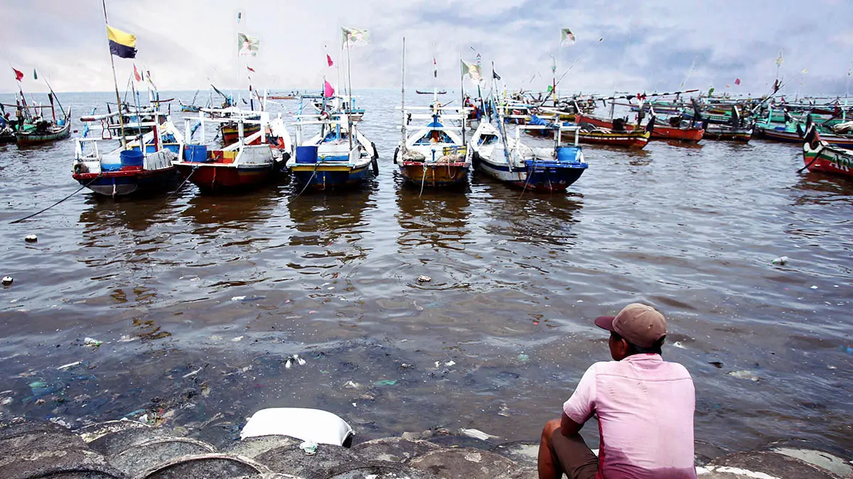 TENANG:&nbsp;Sejumlah perahu nelayan Lekok yang Nampak parkir di tepi laut. Selama beberapa hari ke depan ombak di perariran diperkirakan aman untuk melaut. (Foto: M Zubaidillah/Jawa Pos Radar Bromo)