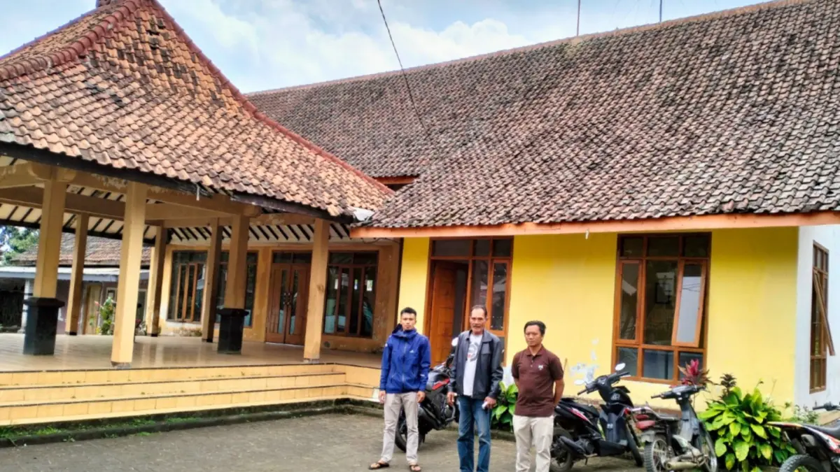 AKAN DIREHAB: Perangkat Desa Bermi berada di depan kantor desa. Atap kantor desa ini bakal direhab karena sudah rapuh. (Achmad Arianto/Jawa Pos Radar Bromo)