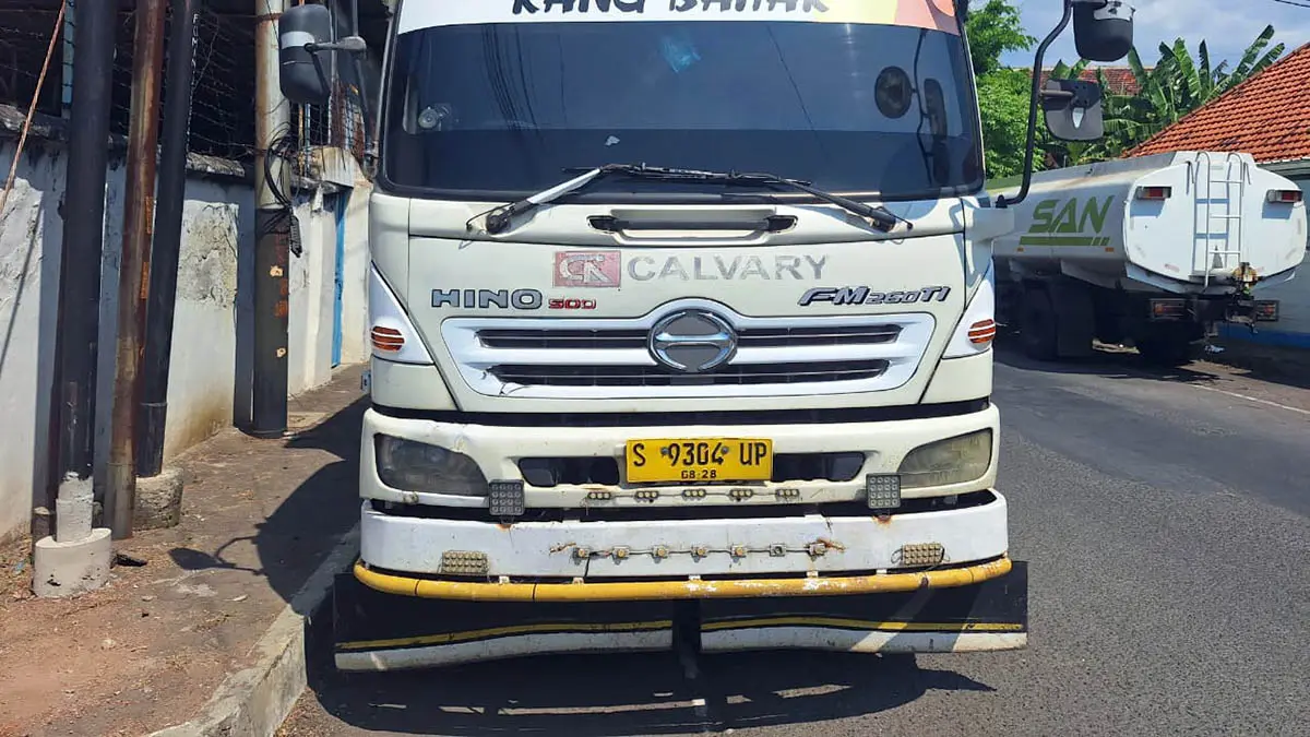 BARANG BUKTI: Truk yang terlibat kecelakaan dengan korban. Dari hasil penelusuran, pesepeda kayuh diduga lalai hingga membuat kecelakaan tak terhindarkan. (Dokumen Radar Bromo)