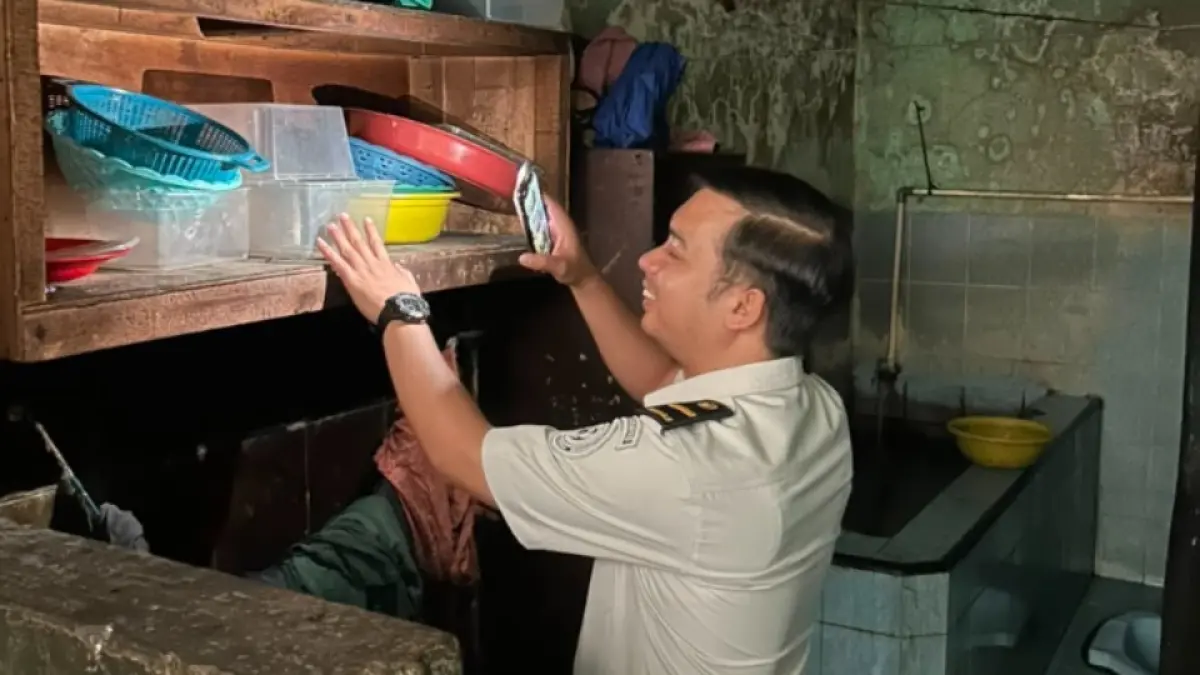 CEK LANGSUNG: Petugas Lapas Kelas IIB Probolinggo saat memeriksa kamar hunian blok C6, Rabu (15/7). (LAPAS KELAS IIB PROBOLINGGO FOR JAWA POS RADAR BROMO)