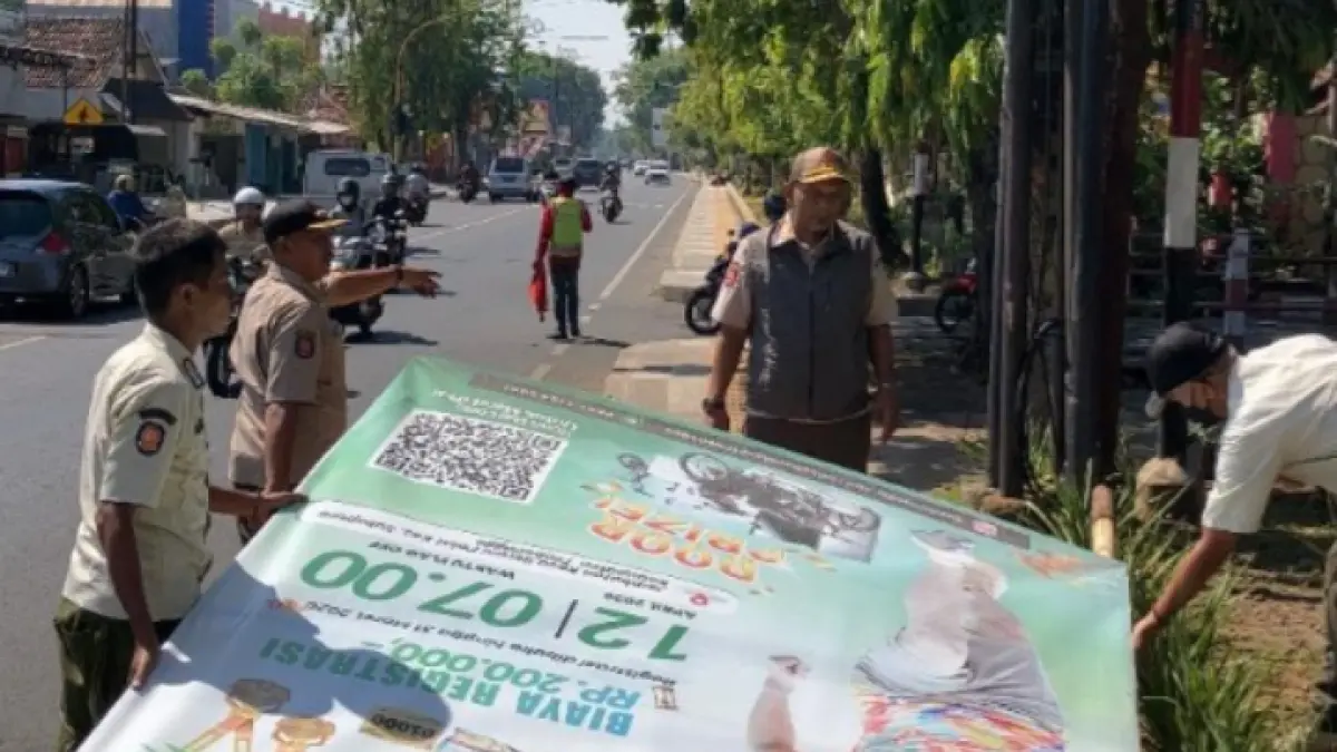 COPOT: Anggota Satpol PP Kota Probolinggo menertibkan reklame di salah satu ruas jalan kota, Kamis (16/7). (SATPOL PP KOTA PROBOLINGGO FOR JAWA POS RADAR BROMO)