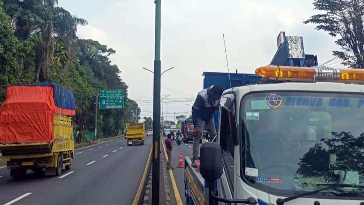 DIBENAHI: Perbaikan lampu PJU di wilayah Purwosari oleh petugas Dishub Kabupaten Pasuruan. Lampu PJU itu sempat padam, hingga menuai keluhan. (Pemkab Pasuruan for Radar Bromo)