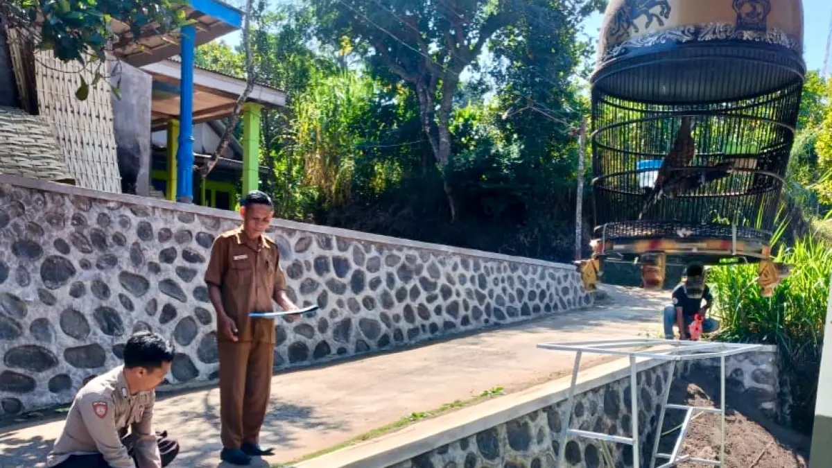 DIUKUR: Forkopimca Krucil&nbsp;melaksanakan monev pembangunan&nbsp;TPT di RT 11/RW 8, Dusun Manggisan. (Pemdes Betek For Jawa Pos Radar Bromo)