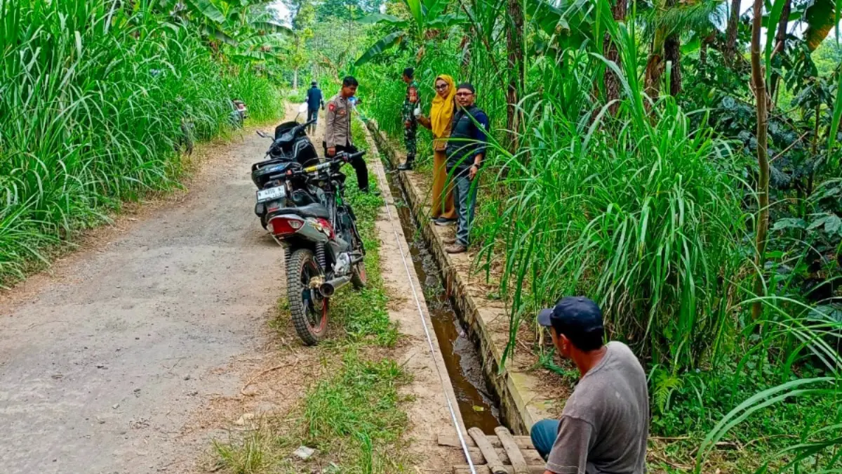 DIUKUR: Petugas dari Kecamatan Krucil melaksanakan monev pembangunan irigasi di RT 11/RW 3, Dusun Utara (Pemdes Bermi For Jawa Pos Radar Bromo)