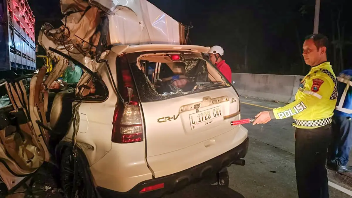HILANG KENDALI: Kondisi mobil Honda CRV sesaat usai menabrak truk di Tol Malang-Pandaan, masuk Kecamatan Purwodadi, Kabupaten Pasuruan. (Mokhamad Zubaidillah/ Radar Bromo)