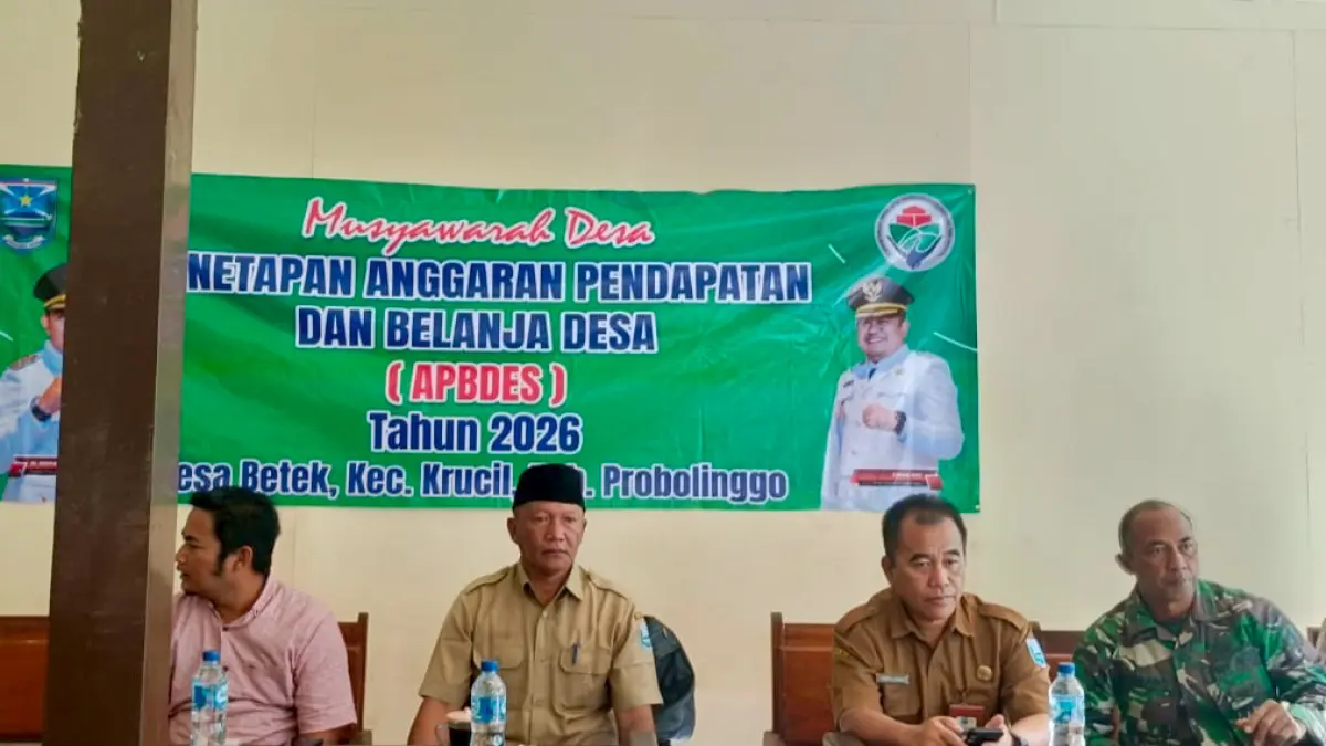 KOMPAK: Pj&nbsp;Kepala Desa Betek Sunarto (pakai peci)&nbsp;dalam musyawarah desa di Balai Desa Betek. (Pemdes Betek For Jawa Pos Radar Bromo)