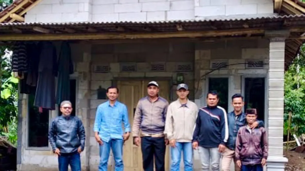 LEBIH KOKOH: Pemerintah Desa Kertosuko mengecek hasil pembangunan&nbsp;rumah warga dari Program RTLH. (Pemdes Kertosuko For Jawa Pos Radar Bromo)