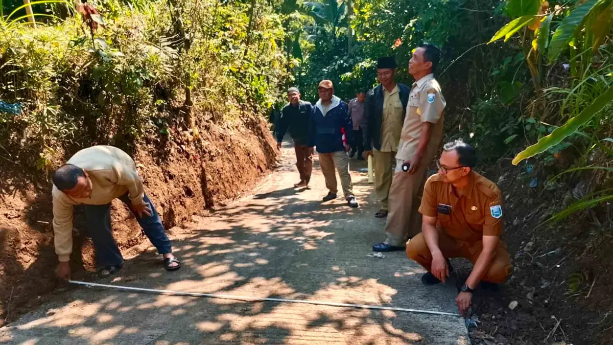 LEBIH NYAMAN: Forkopimca Krucil melaksanakan monev jalan rabat beton di RT 18/RW 8, Dusun Buluan,&nbsp;yang baru selesai dibangun. (Achmad Arianto/Jawa Pos Radar Bromo)