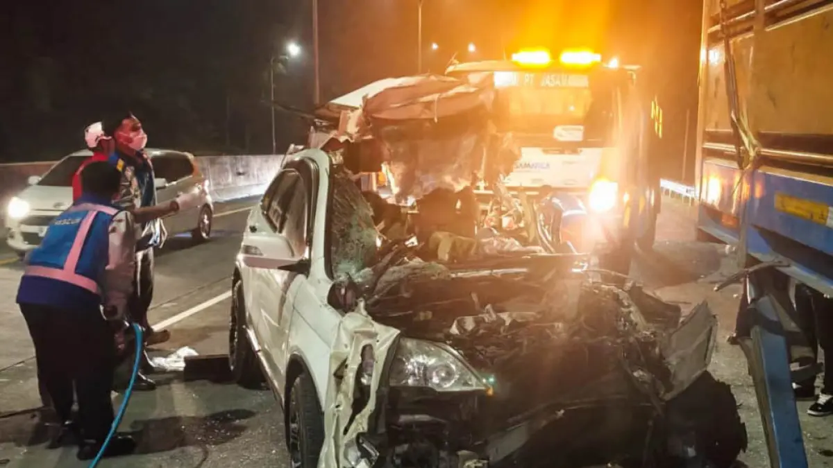 MALAM HARI: Mobil Honda CRV yang alami kecelakaan maut di tol Malang-Pandaan. (Foto: Istimewa)