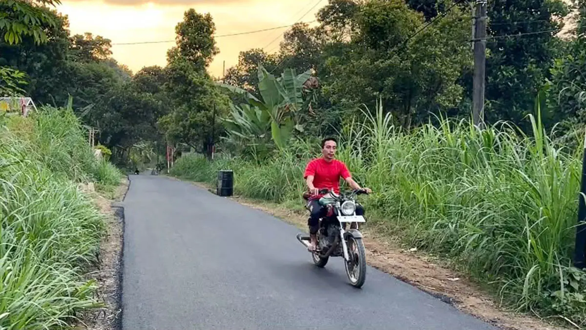 MULUS: Jalan Puspo-Jimbaran yang kini mulai mulus. Tampak pengendara motor, melintas dengan nyaman. (Pemkab Pasuruan for Radar Bromo)