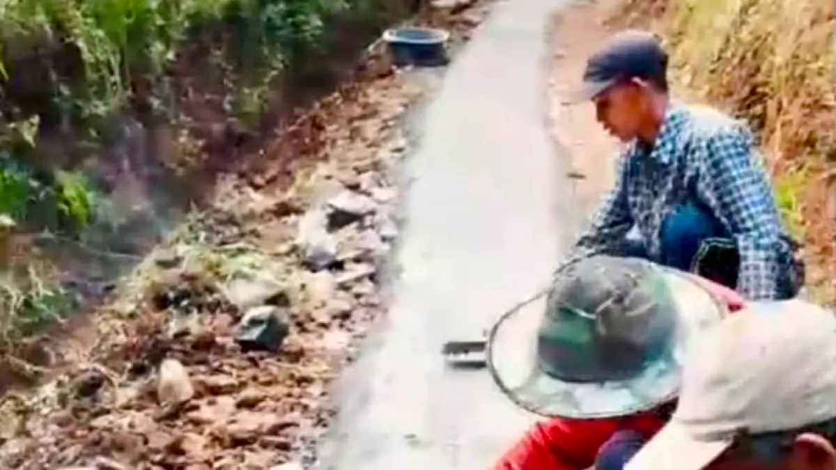 PADAT&nbsp;KARYA: Sejumlah warga&nbsp;menggarap pembangunan jalan rabat beton di RT&nbsp;2/RW 2, Dusun Melok